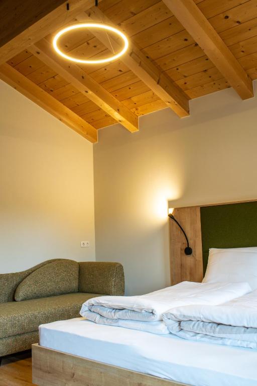 Postel nebo postele na pokoji v ubytování Weinzeit Chalet