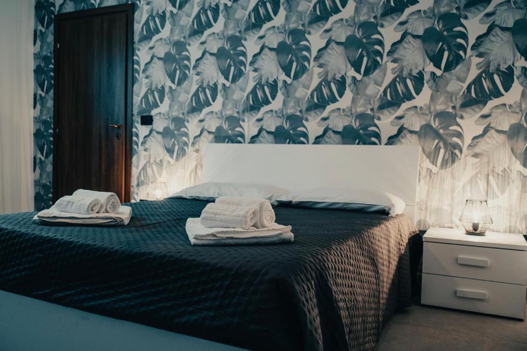 ein Schlafzimmer mit einem Bett mit Handtüchern darauf in der Unterkunft Design & Giardino con Sauna & Hammam - Free WiFi in Margarita