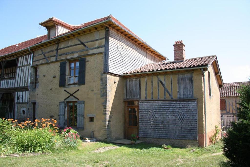 Les tavillons في Soulaines-Dhuys: منزل قديم عليه لافته