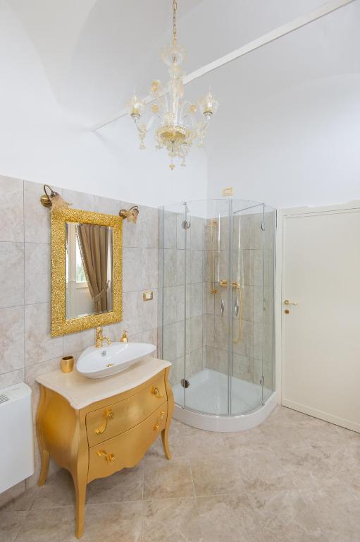 Palazzo Tilli - Deluxe Double Room (2 Adults + 1 Child)