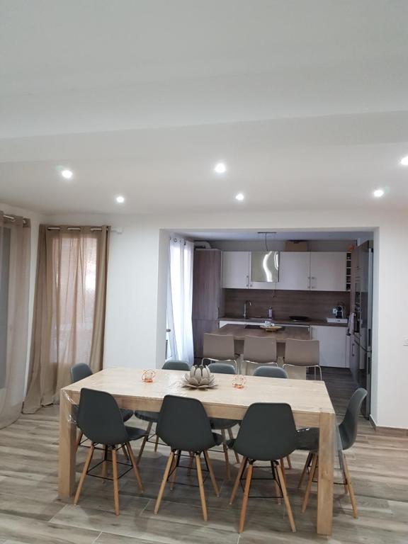 une cuisine et une salle à manger avec une table et des chaises dans l'établissement Appartement F4 à 8 min à pieds de la mer, à Canet