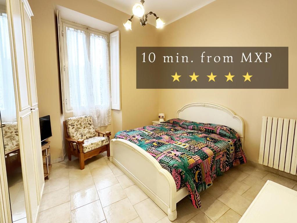 1 dormitorio con 1 cama de 5 estrellas en la pared en Casina modesta, en Somma Lombardo