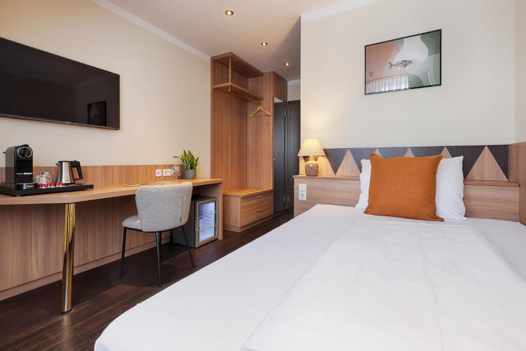 Postel nebo postele na pokoji v ubytování Hotel Fischzucht in Würzburg