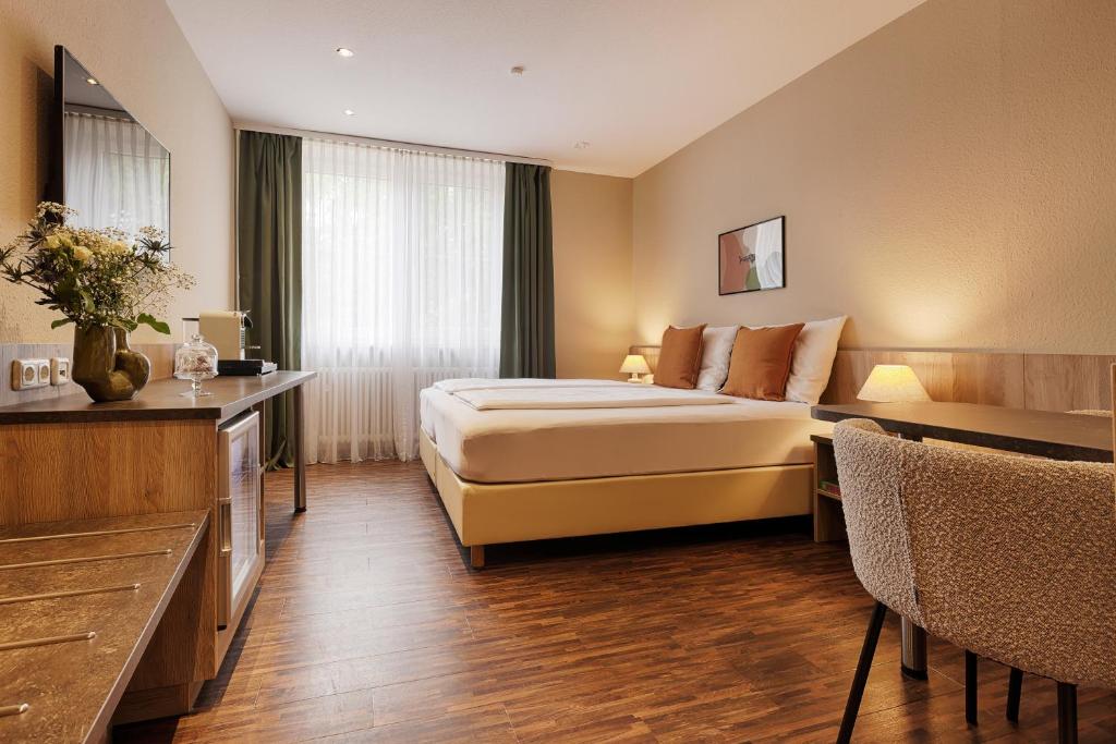 Postel nebo postele na pokoji v ubytování Hotel Fischzucht in Würzburg