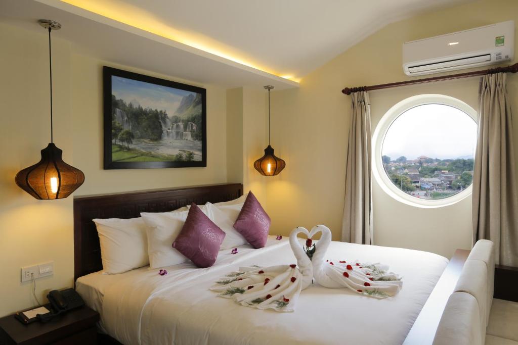 Postel nebo postele na pokoji v ubytování River Suites Hoi An