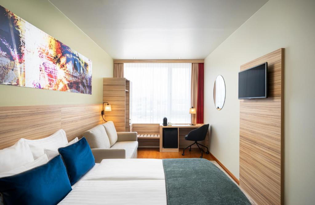 Televízia a/alebo spoločenská miestnosť v ubytovaní Leonardo Hotel Salzburg Airport