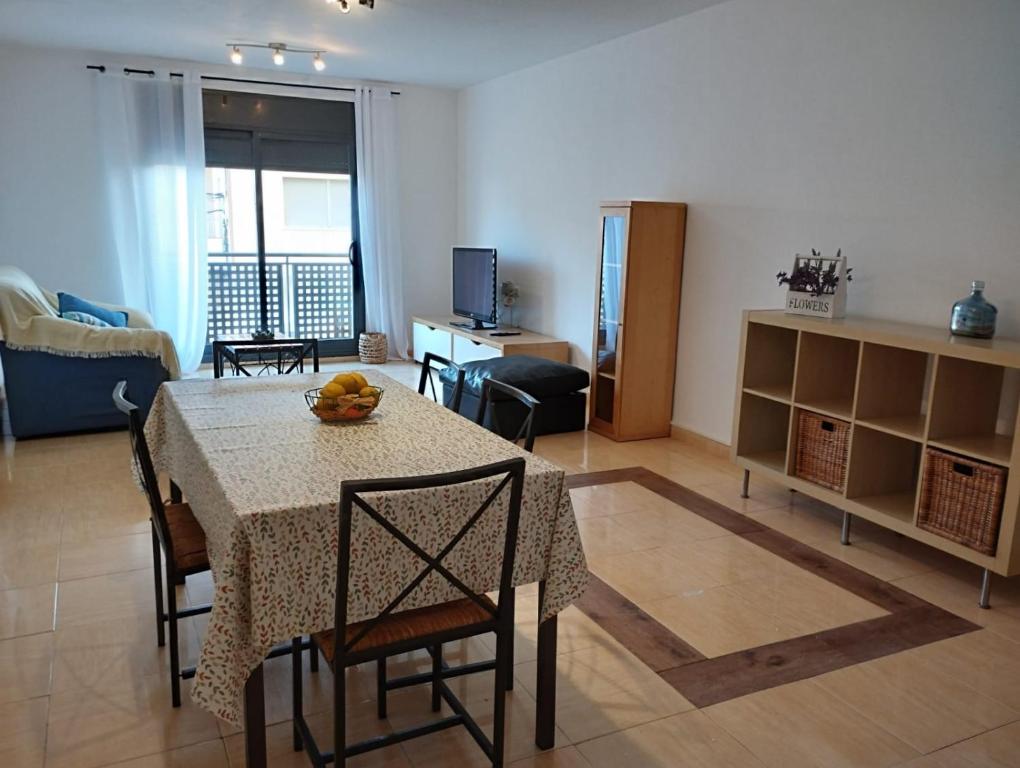 een woonkamer met een tafel en stoelen in een kamer bij Ancora in Deltebre