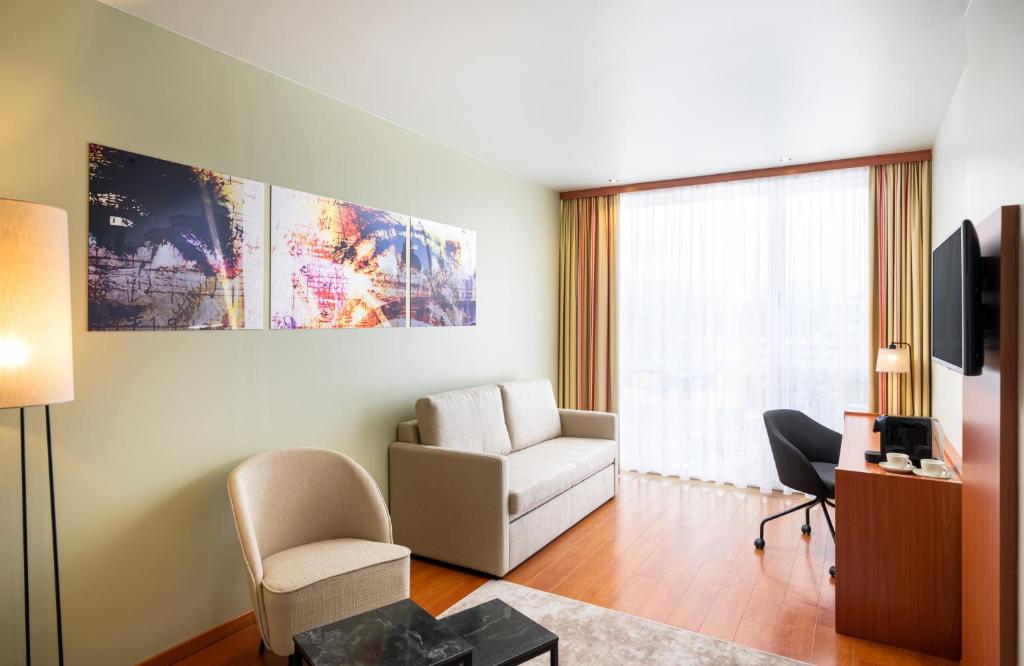 Televízia a/alebo spoločenská miestnosť v ubytovaní Leonardo Hotel Salzburg Airport