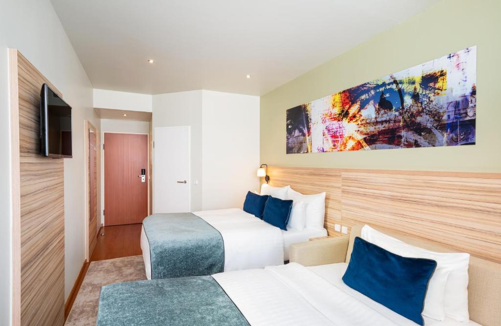 Televízia a/alebo spoločenská miestnosť v ubytovaní Leonardo Hotel Salzburg Airport