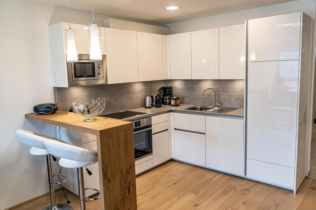 Kuchyň nebo kuchyňský kout v ubytování Top 9 Alpe Maritima - Lakeview Apartment mit Bergkulisse