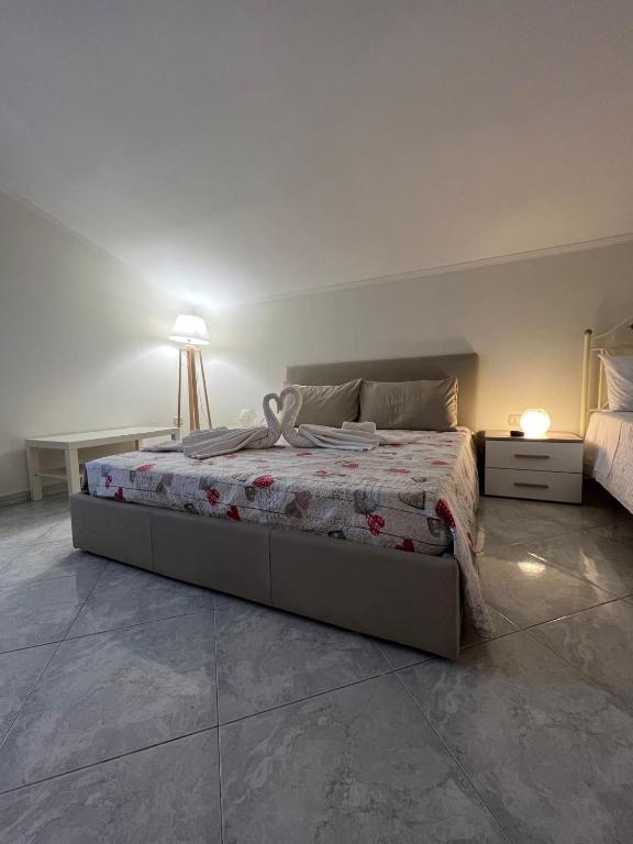 Łóżko lub łóżka w pokoju w obiekcie Rara Domus B&B