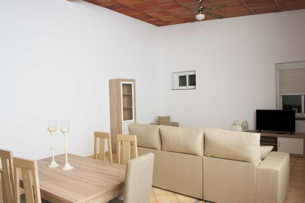 een woonkamer met een bank en een tafel bij Vacation rental Fuengirola in Fuengirola