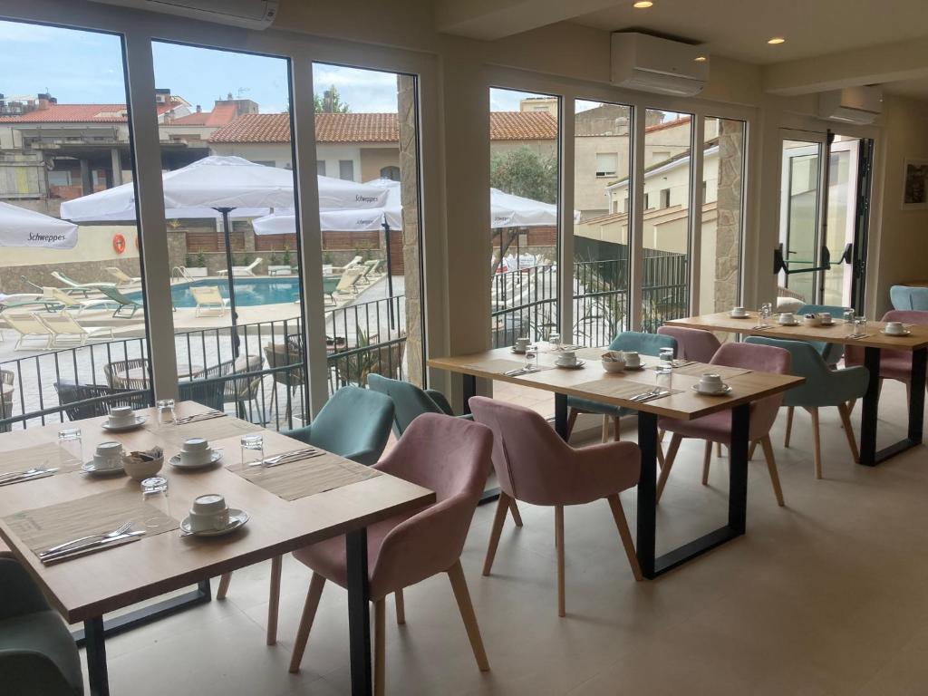 Um restaurante ou outro lugar para comer em Hotel Coral Boutique by gaiarooms