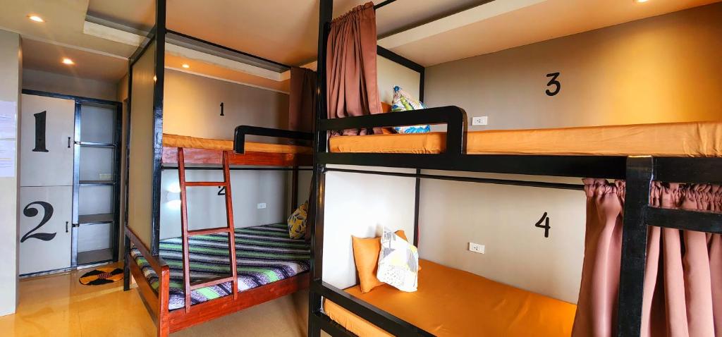 Cette chambre comprend 3 lits superposés. dans l'établissement Pukka Hostel • El Nido, à El Nido
