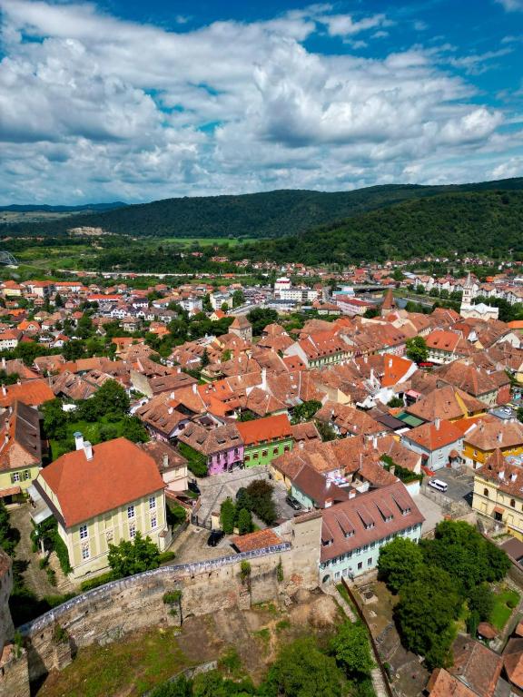 Nespecifikovaný výhled na destinaci Sighişoara nebo výhled na město při pohledu z hotelu