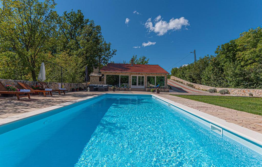 Bazén v ubytování Kuća za odmor ARIJA sa velikim vanjskim bazenom nebo v jeho okolí