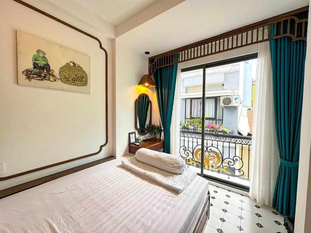 een slaapkamer met een bed en een groot raam bij Vika Homestay in Ho Chi Minh-stad