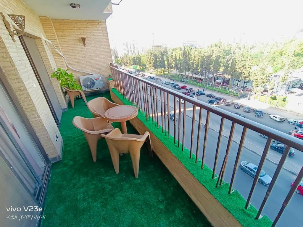 a balcony with a table and chairs and a view of a street at شقه فندقيه مدينه نصر in Alexandria