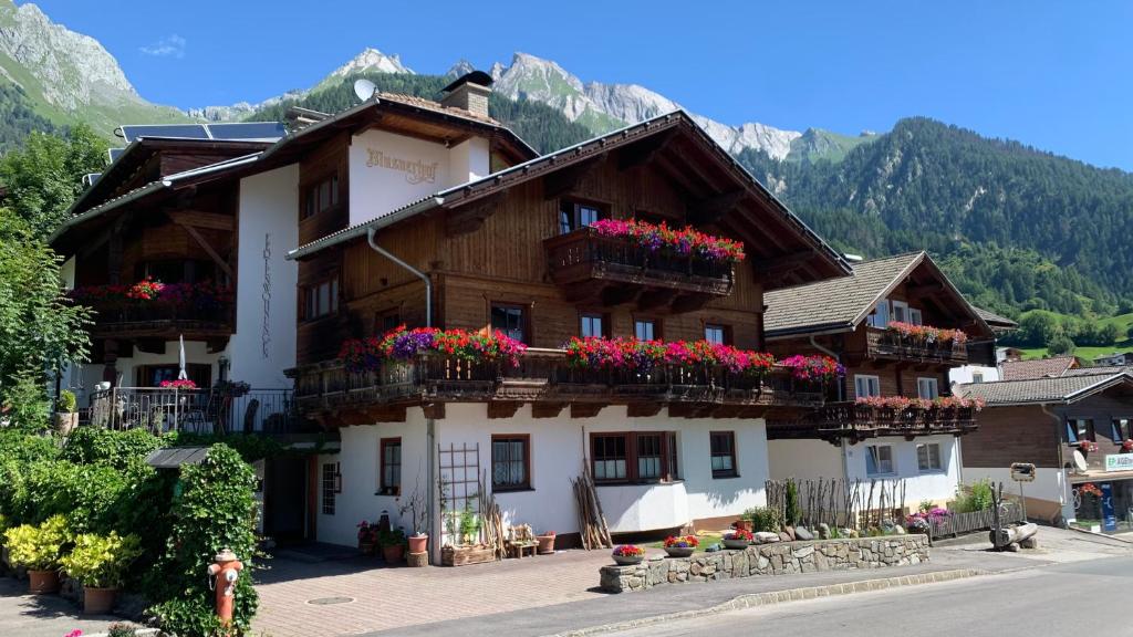 un bâtiment avec des fleurs sur ses balcons dans l'établissement Blusnerhof, à Virgen