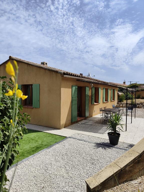 une maison avec une terrasse en face de celle-ci dans l'établissement Les genêts d'Espigoule proximité gorges du verdon, à Ginasservis