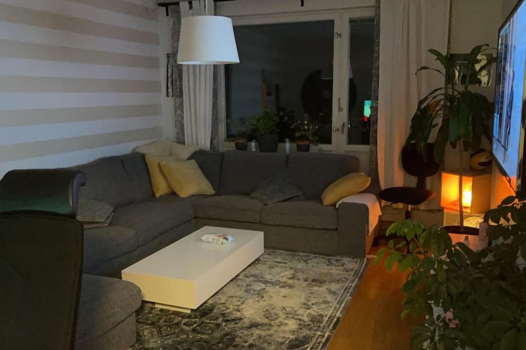 een woonkamer met een bank en een salontafel bij Lovely Apartment in Göteborg