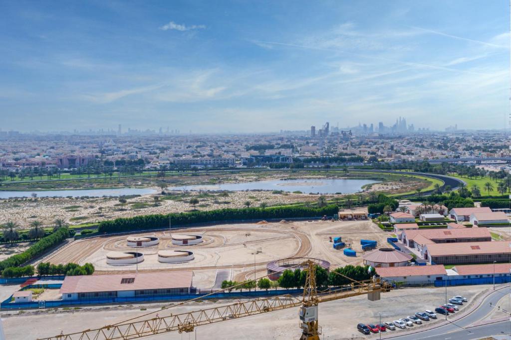 Nespecifikovaný výhled na destinaci Dubaj nebo výhled na město při pohledu z apartmánu
