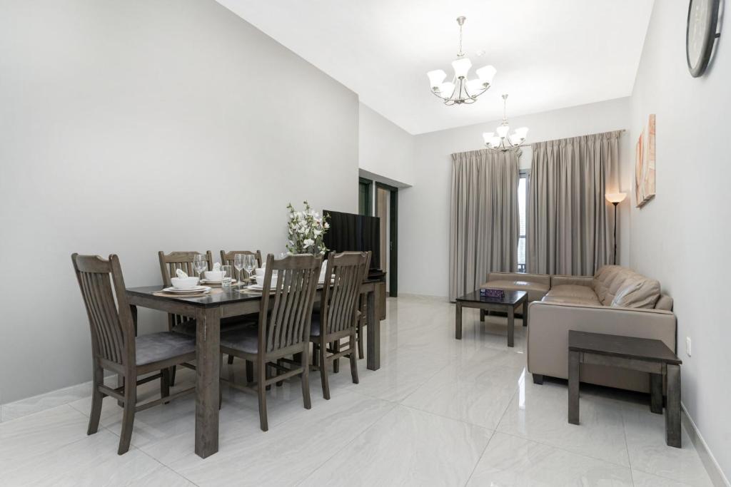 Posezení v ubytování Spacious 4bd en-suite apt I Canal view I Fast wifi