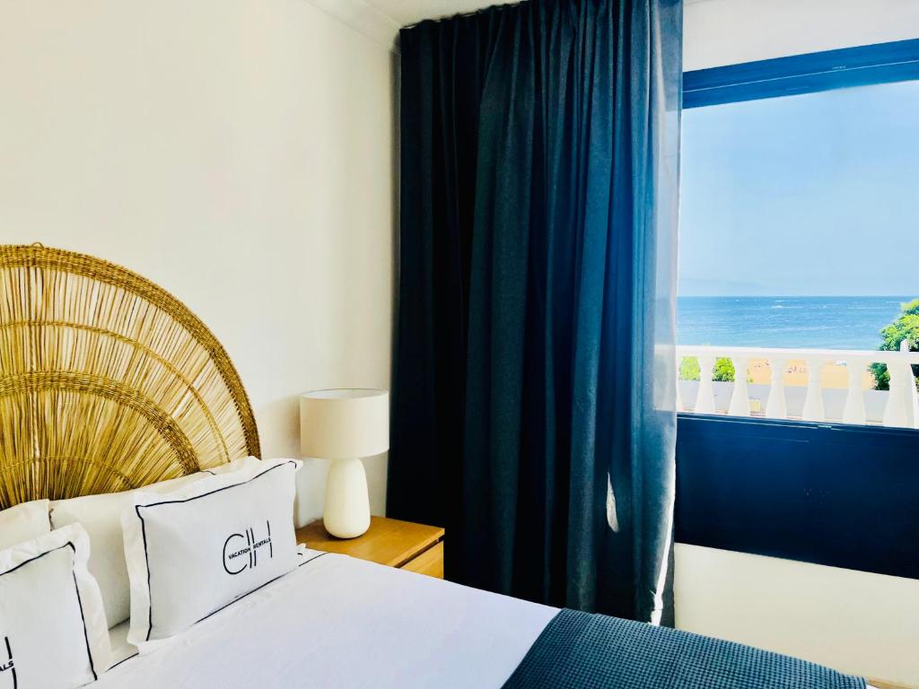 En eller flere senge i et værelse på Canaryislandshost l Frontline