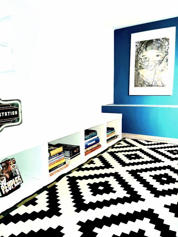 a bedroom with a black and white rug at Apartments House of Art in Nin