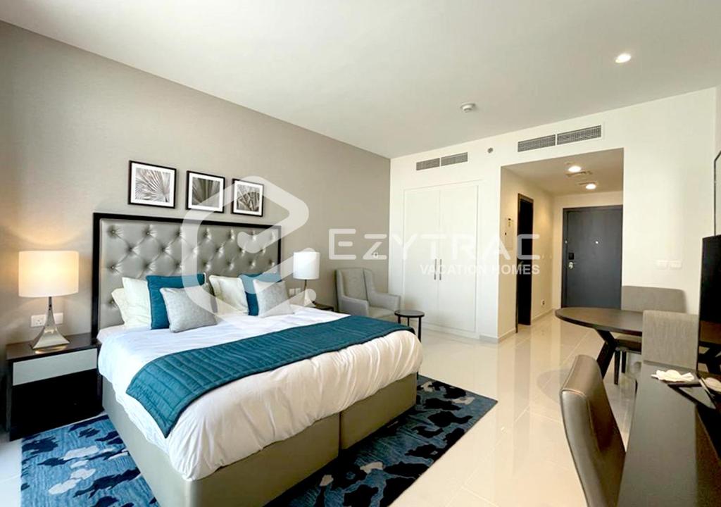 1 dormitorio con 1 cama grande y comedor en Elegant Studio at Damac Celestia, Dubai south - Ezytrac vacation Homes, en Dubái