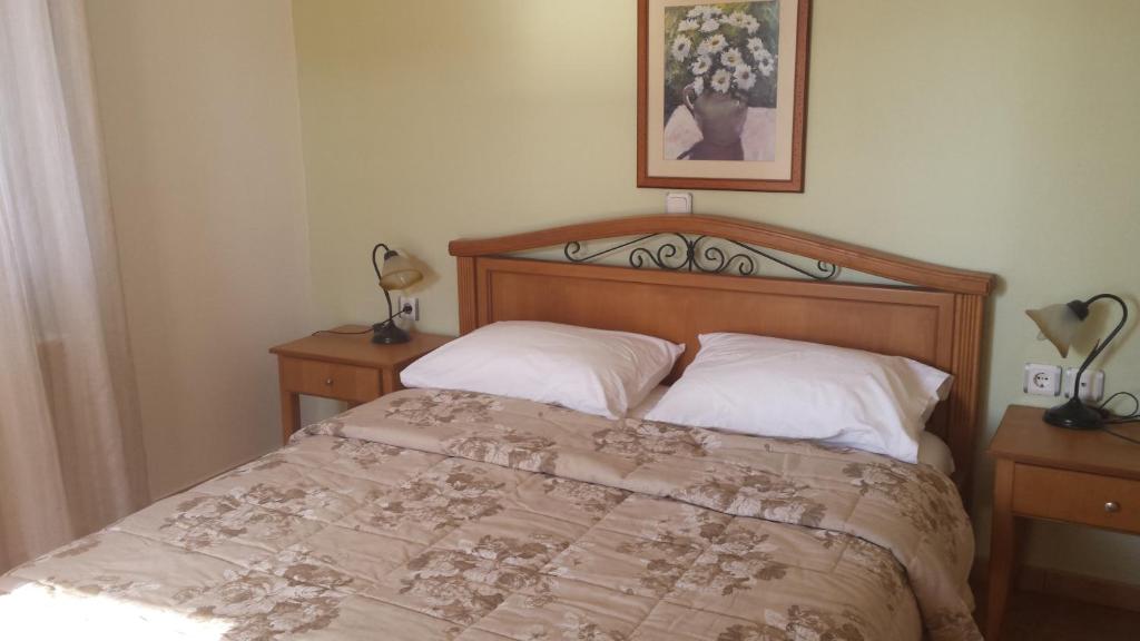 Łóżko lub łóżka w pokoju w obiekcie Sirines Apartments