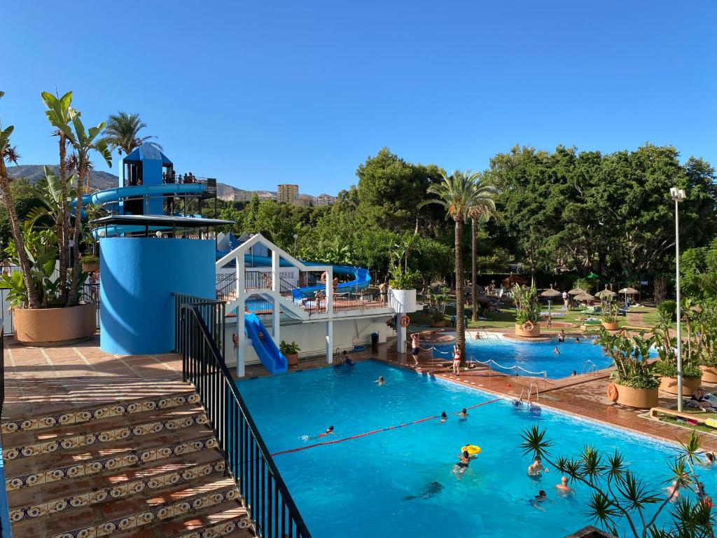 una piscina en un complejo con gente nadando en él en Modern Sea view Studio In Benal Beach, en Benalmádena