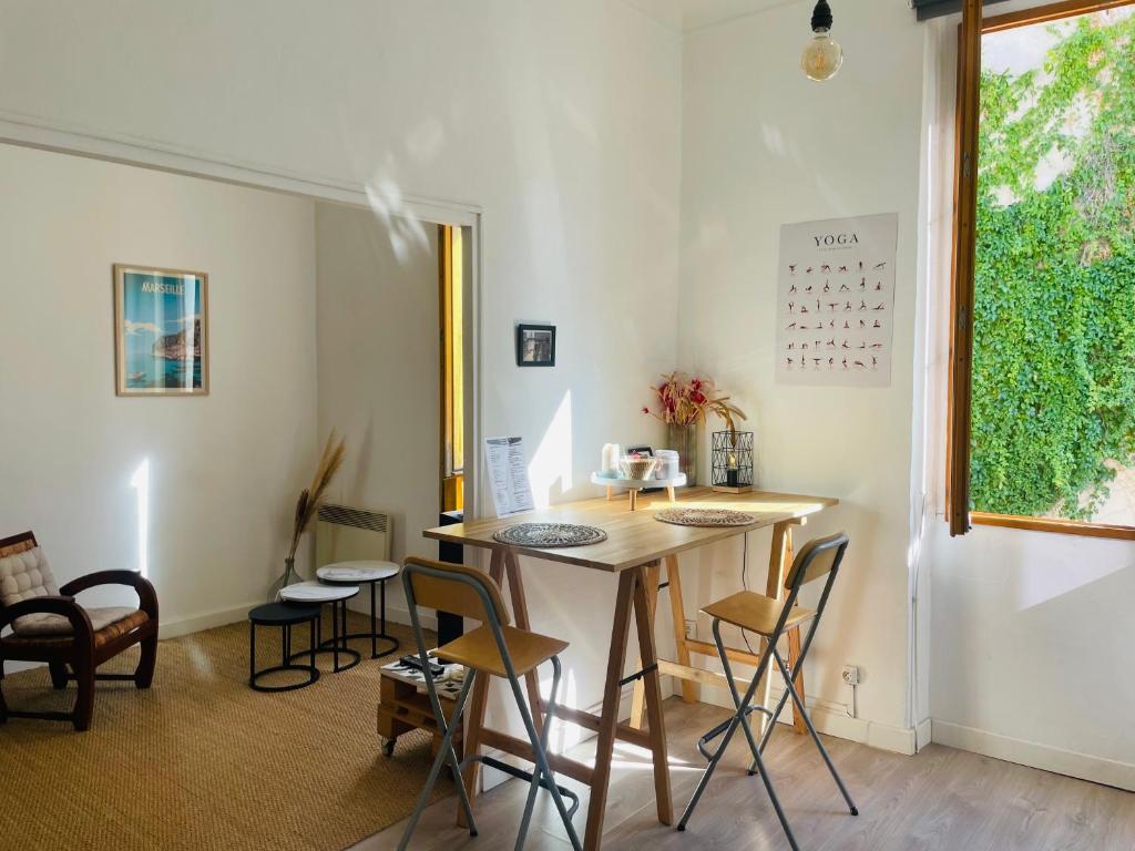 cocina con mesa y sillas en una habitación en Studio cosy en plein coeur de Marseille, en Marsella
