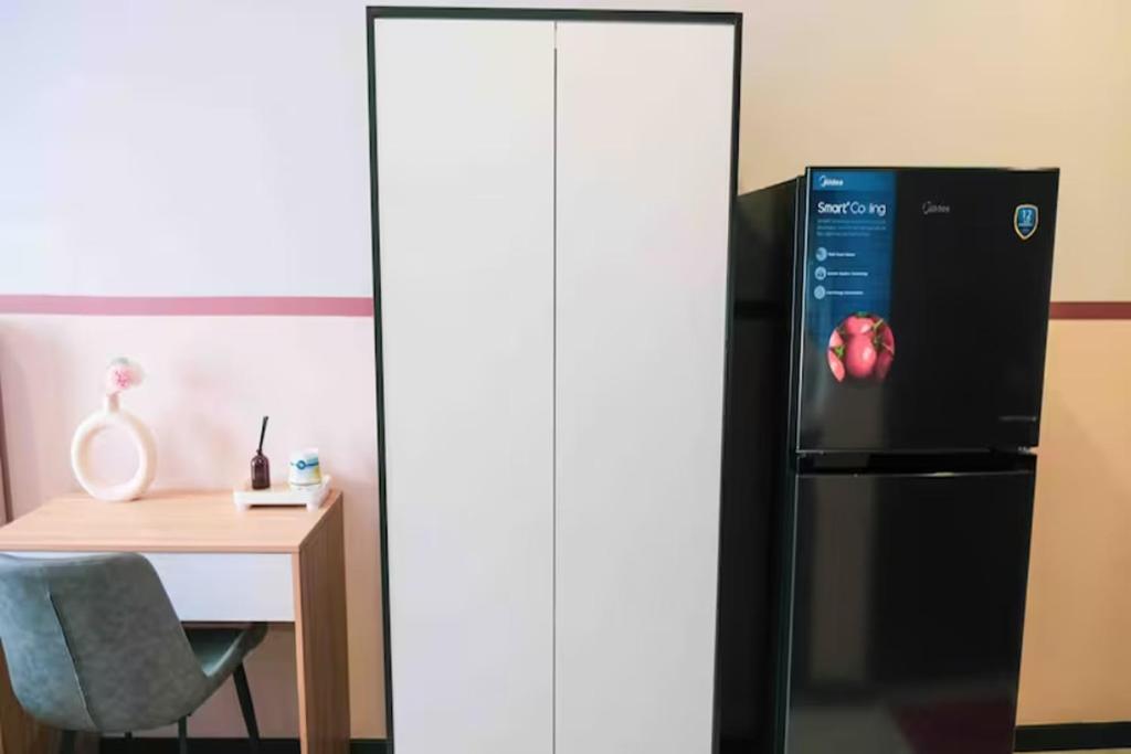 Kuchyň nebo kuchyňský kout v ubytování NeuSuite Cozy Studio by GUESTONIC