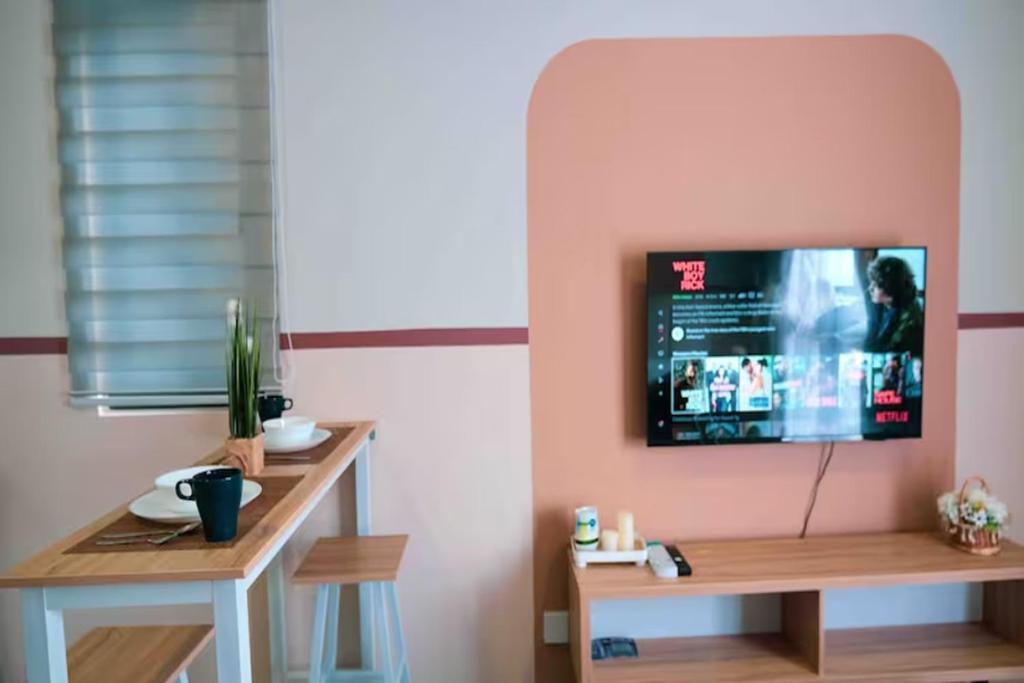 TV a/nebo společenská místnost v ubytování NeuSuite Cozy Studio by GUESTONIC