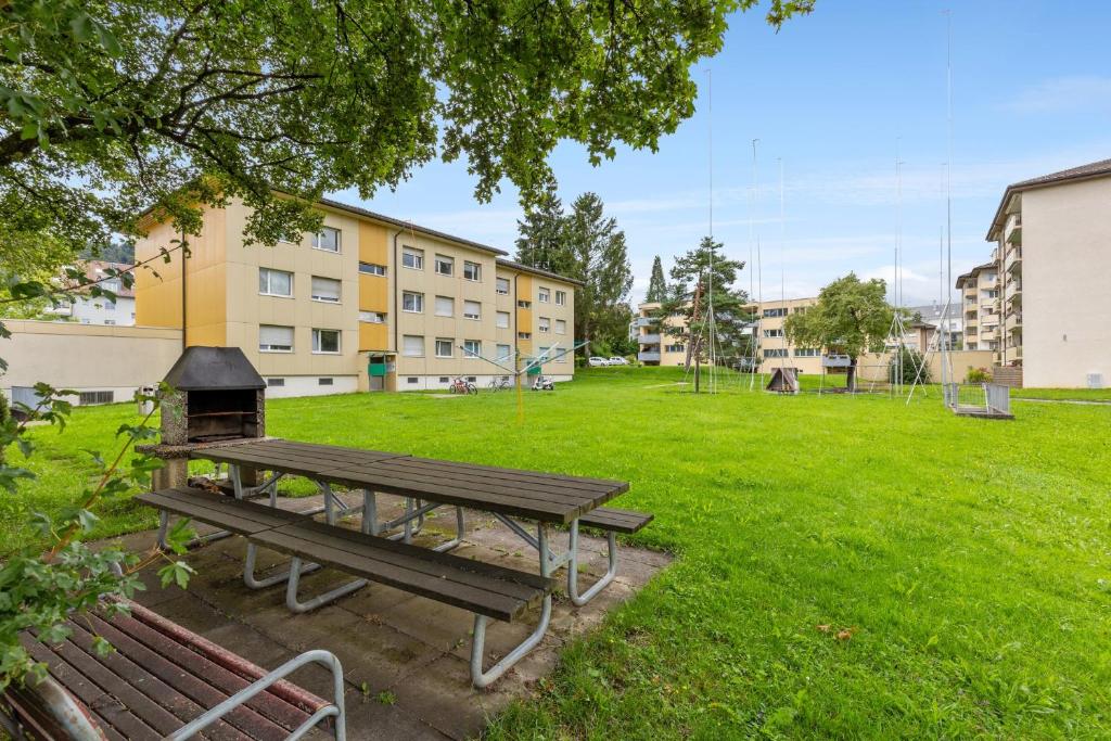 a park with a picnic table and a grill at PUNTSTRASSE 