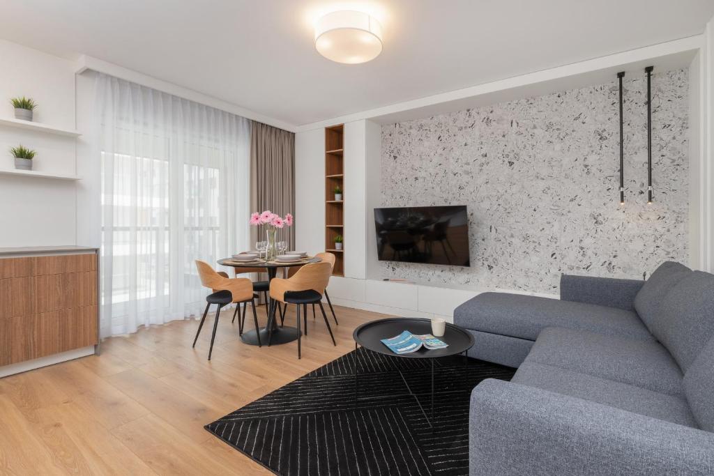 Area tempat duduk di Powstańców Warszawskich Stylish Apartment with Balcony Gdańsk by Renters Prestige