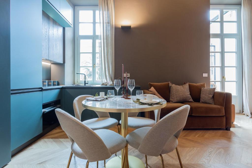 una cucina e un soggiorno con tavolo e sedie di Lagrange Design Apartments by Wonderful Italy a Torino
