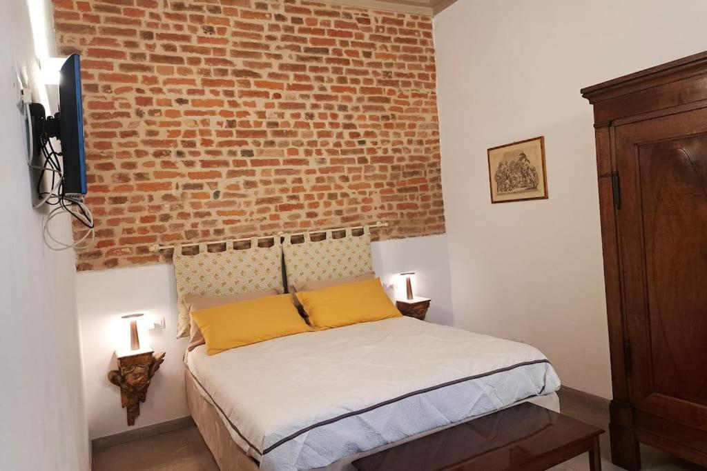 Letto o letti in una camera di Dimora Boezio7, cozy and charming place in center with private parking