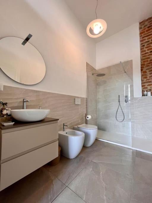 e bagno con lavandino, servizi igienici e doccia. di Dimora Boezio7, cozy and charming place in center with private parking a Pavia