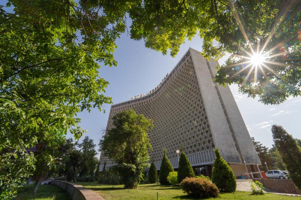 Garden sa labas ng Hotel Uzbekistan