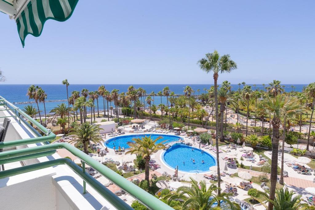 Bazén v ubytování Luxury studio in beachfront complex in El Duque area, Costa Adeje nebo v jeho okolí