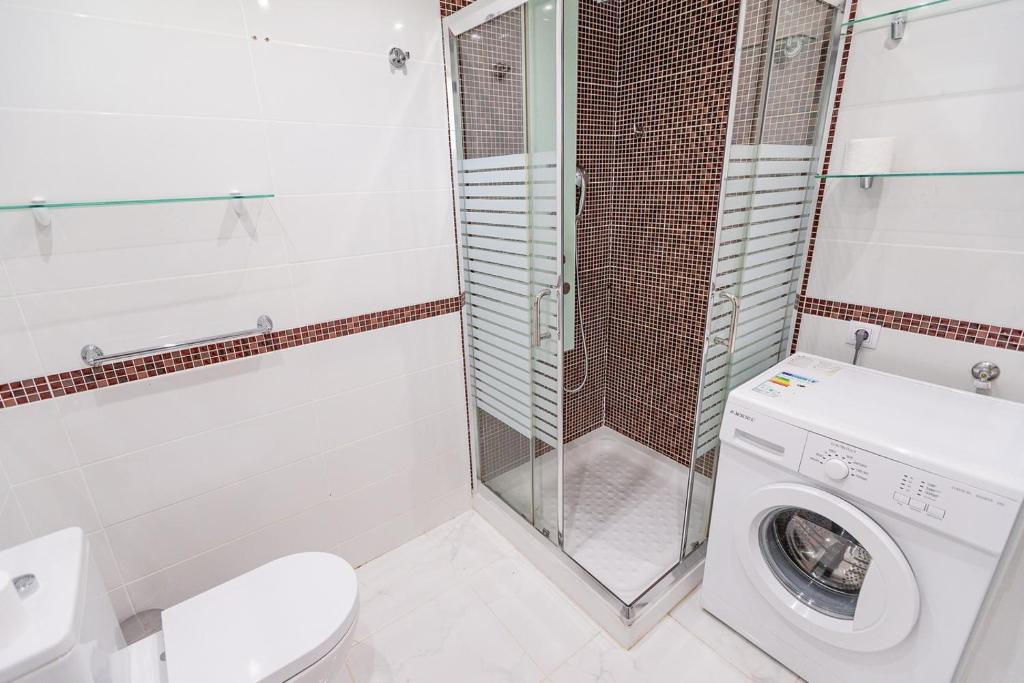 Koupelna v ubytování Luxury studio in beachfront complex in El Duque area, Costa Adeje
