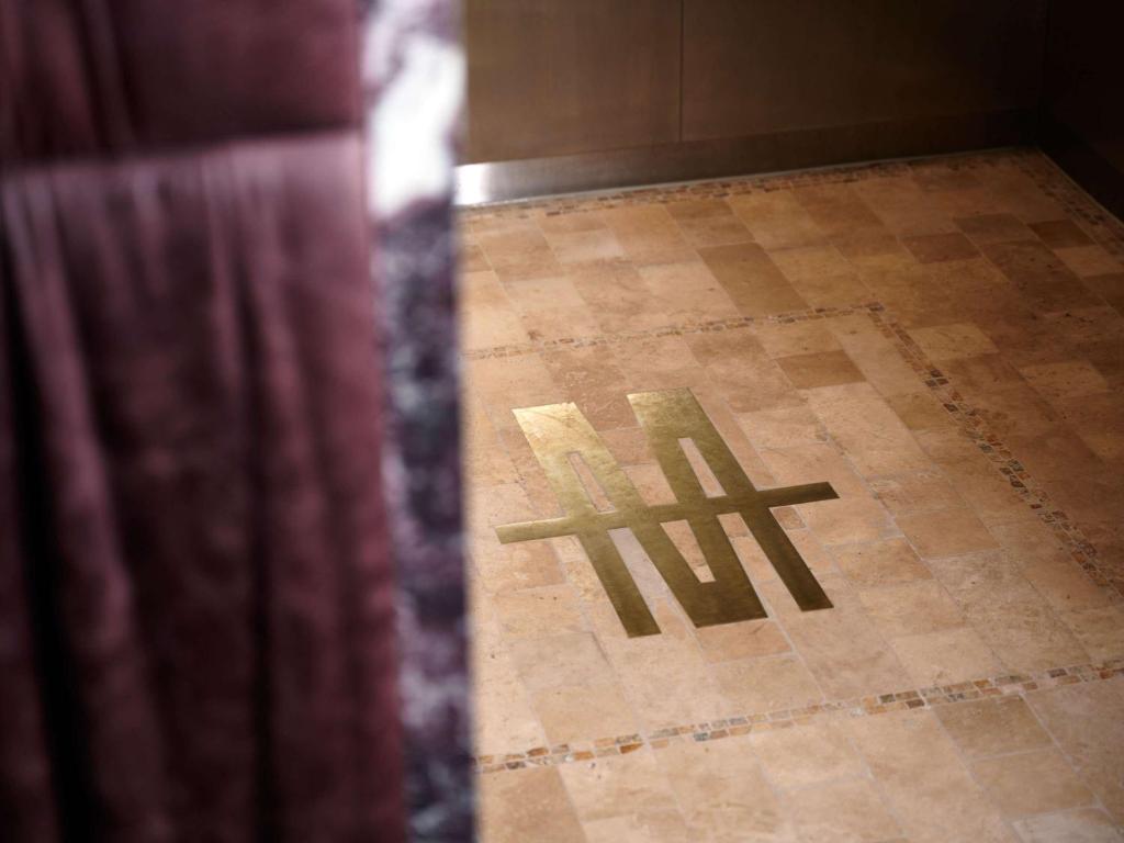 una sombra de una cruz en un suelo de baldosa en Hotel Morris Sydney, Handwritten Collection en Sídney