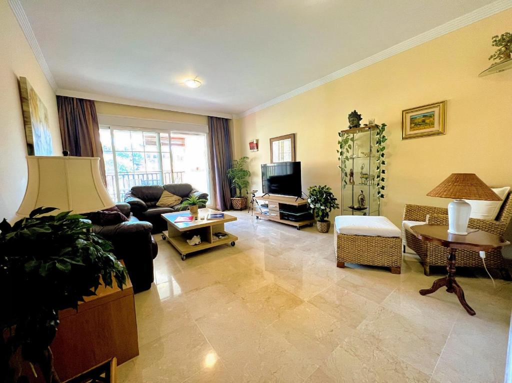 Spacious 3-Bedroom Apartment with Padel and Free Parking