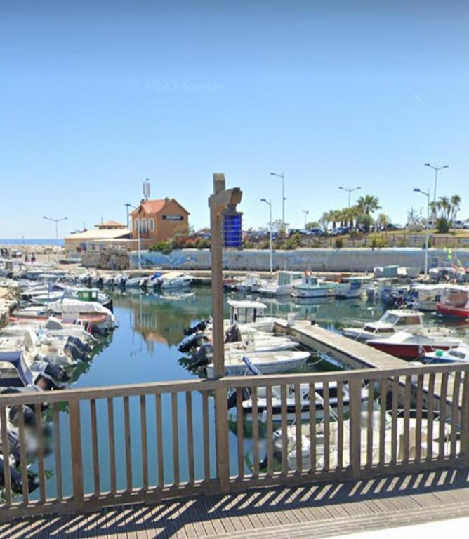 Une bande de bateaux amarrés dans un port de plaisance dans l'établissement La maison de vacances 3 chambres, à Sausset-les-Pins