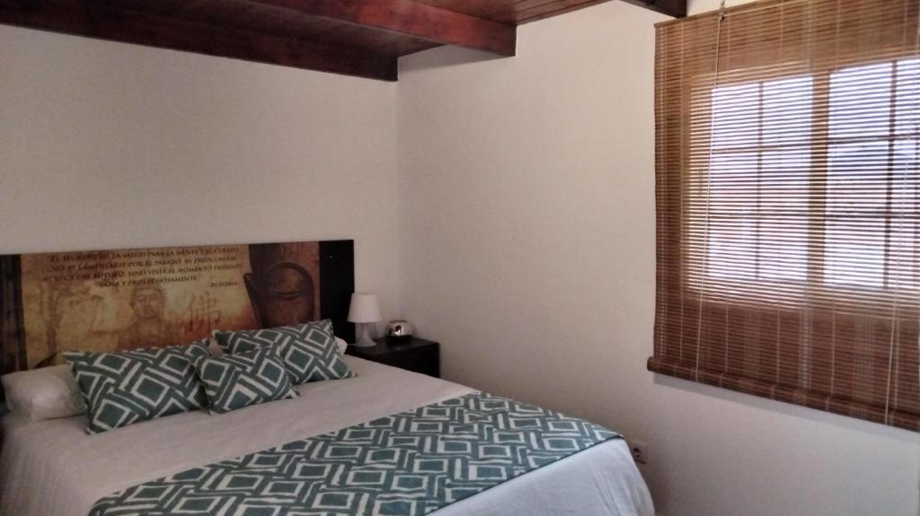 1 dormitorio con cama y ventana en Mi habitación de invitados, en Puerto del Rosario
