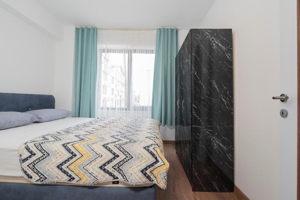 um quarto com uma cama e um armário preto em Zeus Suit Görükle em Nilüfer