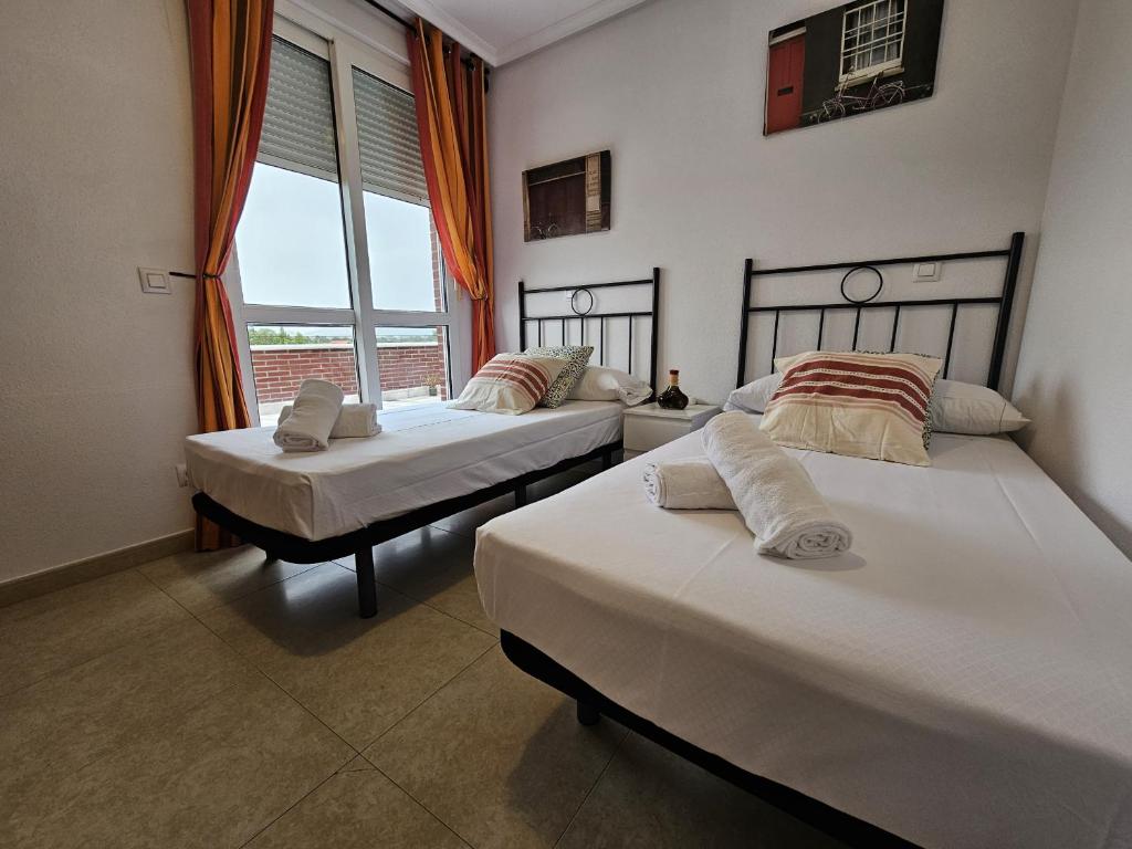 En eller flere senge i et værelse på C03A02 Apartamento con piscina y garaje by R2R Consulting