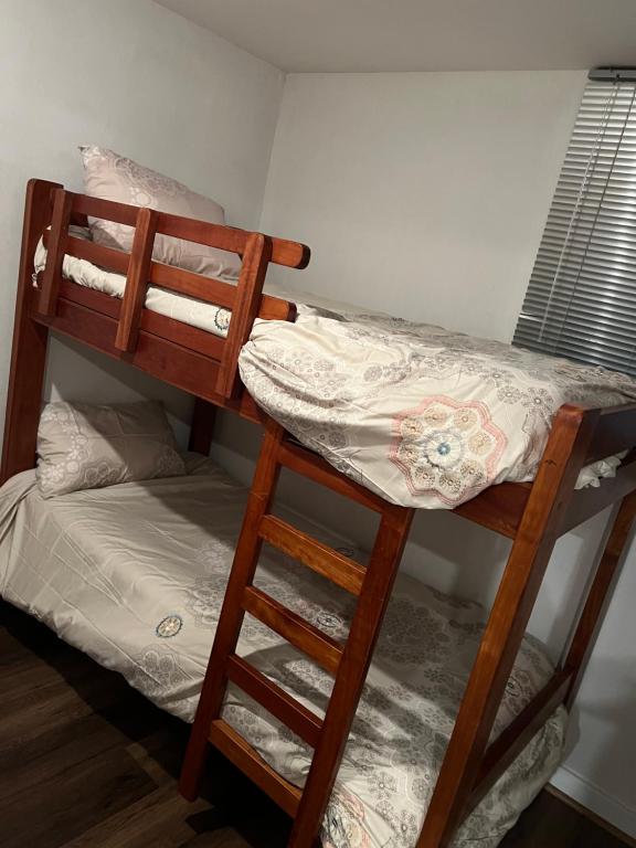 a pair of bunk beds in a room at Agradable Dp San Alfonso del Mar in Algarrobo